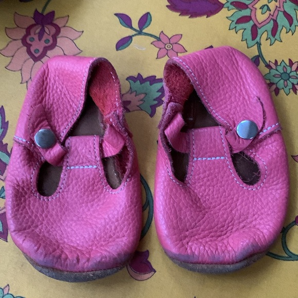 Coral pink, size 6, mon petite leather shoe with snaps, gently worn! - Picture 3 of 4